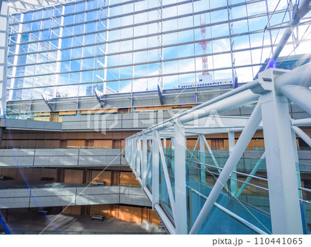 （東京都）美しい建築で知られる東京国際フォーラムの内観 110441065
