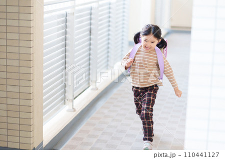 ランドセルを背負って登下校する小学生の子供 110441127