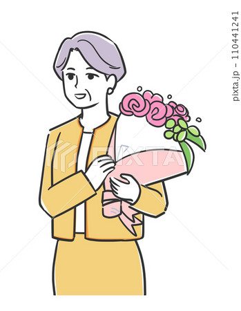 花束を持つシニア女性 花束を持つシニア女性 110441241