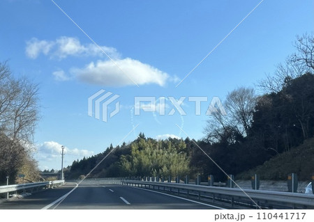 道路の先に広がる青空に浮かぶハートの雲 道路の先に広がる青空に浮かぶハートの雲 110441717