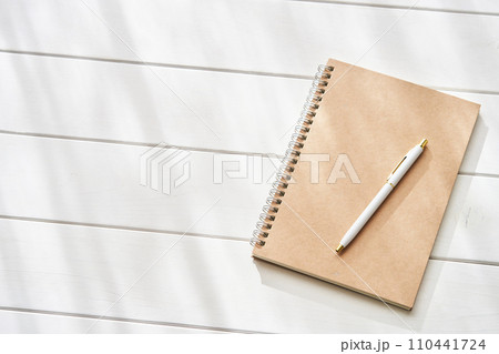 新しいノートとボールペン　新学期イメージ 110441724