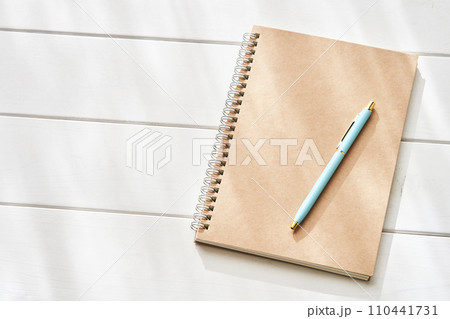 新しいノートとボールペン　新学期イメージ 110441731