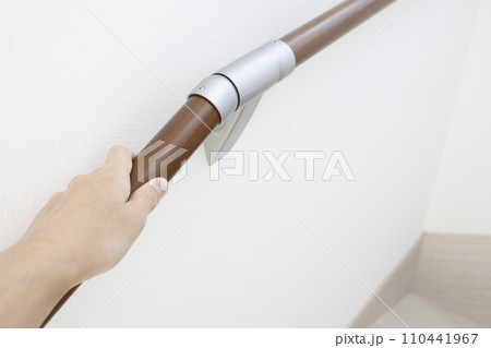 階段の手すりに摑まるイメージ 階段の手すりに摑まるイメージ 110441967