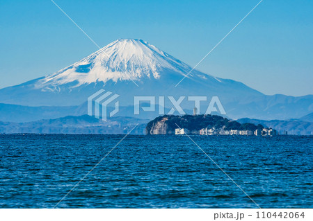 逗子海岸からの富士山と江ノ島 逗子海岸からの富士山と江ノ島 110442064