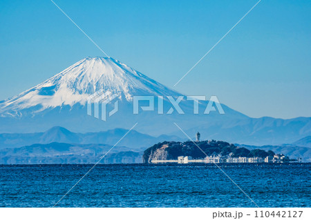 逗子海岸からの富士山と江ノ島 110442127