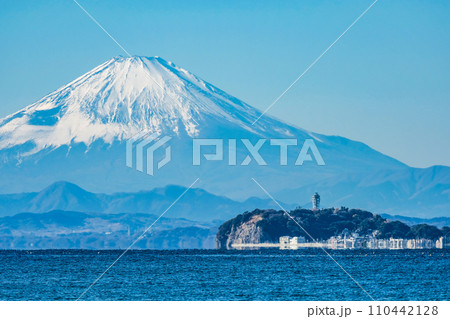 逗子海岸からの富士山と江ノ島 逗子海岸からの富士山と江ノ島 110442128