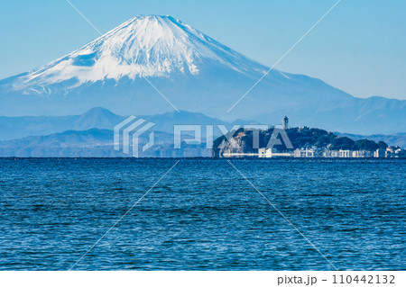 逗子海岸からの富士山と江ノ島 110442132