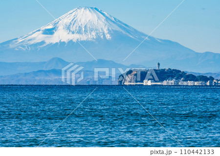 逗子海岸からの富士山と江ノ島 逗子海岸からの富士山と江ノ島 110442133