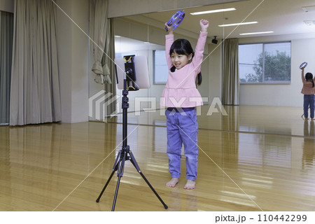タブレットを見ながらダンスする小学生の女の子　撮影協力:有明教育芸術短期大学 110442299