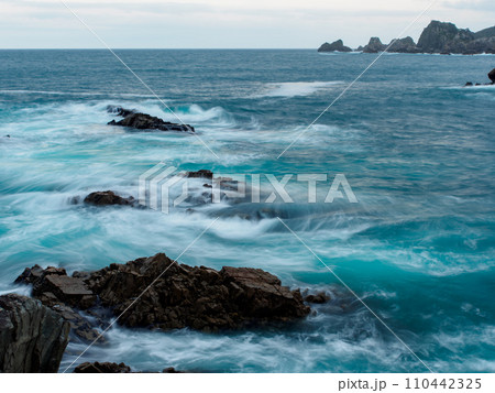 荒れた海をシルキーに撮影 110442325
