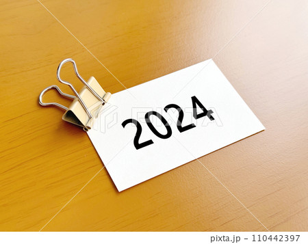 ダブルクリップで挟んだ2024文字入りメモ用紙 ダブルクリップで挟んだ2024文字入りメモ用紙 110442397
