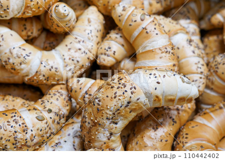 fresh bagels with seeds in a grocery store fresh bagels with seeds in a grocery store 110442402