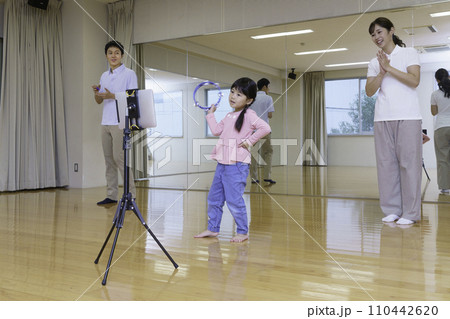 タブレットを見ながらダンスする小学生の女の子 撮影協力:有明教育芸術短期大学 タブレットを見ながらダンスする小学生の女の子 撮影協力:有明教育芸術短期大学 110442620