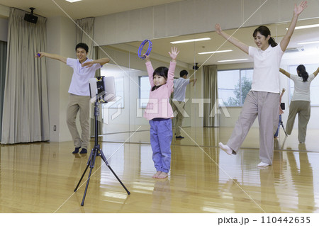 タブレットを見ながらダンスする小学生の女の子　撮影協力:有明教育芸術短期大学 110442635