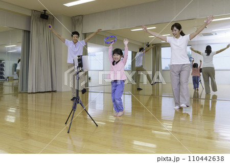 タブレットを見ながらダンスする小学生の女の子 撮影協力:有明教育芸術短期大学 タブレットを見ながらダンスする小学生の女の子 撮影協力:有明教育芸術短期大学 110442638