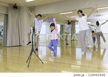 タブレットを見ながらダンスする小学生の女の子 撮影協力:有明教育芸術短期大学 タブレットを見ながらダンスする小学生の女の子 撮影協力:有明教育芸術短期大学 110442640