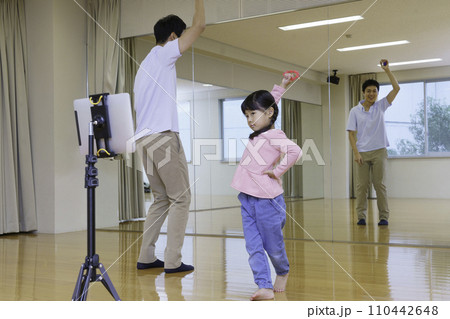 タブレットを見ながらダンスする小学生の女の子 撮影協力:有明教育芸術短期大学 タブレットを見ながらダンスする小学生の女の子 撮影協力:有明教育芸術短期大学 110442648