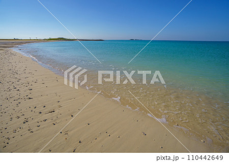 沖縄の豊崎美らSUNビーチ 110442649