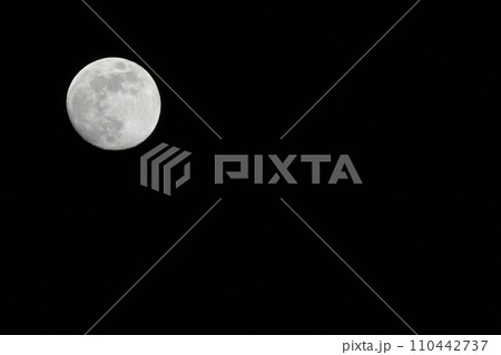 月齢12.1十三夜の月 月齢12.1十三夜の月 110442737