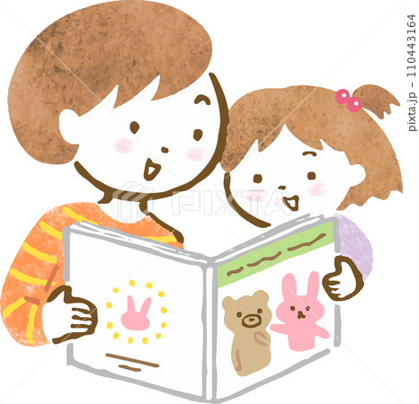 娘に絵本の読み聞かせをしているお母さんの手描きイラスト 娘に絵本の読み聞かせをしているお母さんの手描きイラスト 110443164