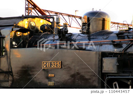 夕景の蒸気機関車… 1日の運行を終えて転車台に載る『SL大樹・C11325』 110443457