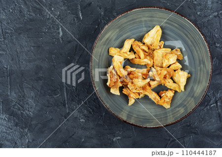 Slices of dehydrated pineapple 110444187
