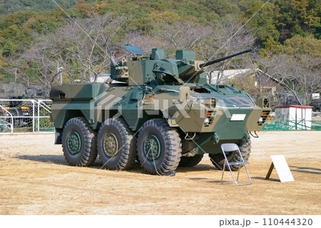 展示される陸上自衛隊の87式偵察警戒車 110444320