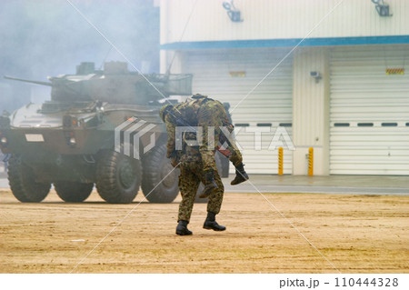 訓練展示で負傷した仲間を救護する陸上自衛隊員 110444328