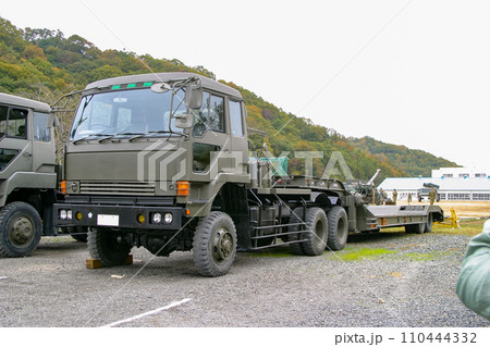 駐車中の陸上自衛隊 中型セミトレーラー 駐車中の陸上自衛隊 中型セミトレーラー 110444332
