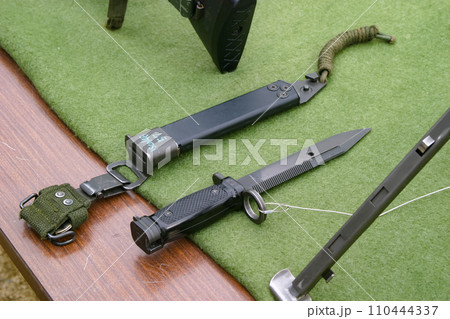 展示される陸上自衛隊の89式銃剣 展示される陸上自衛隊の89式銃剣 110444337