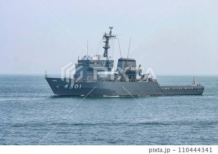 航行する海上自衛隊 多用途支援艦 110444341