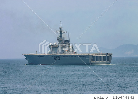 航行する海上自衛隊 輸送艦 航行する海上自衛隊 輸送艦 110444343