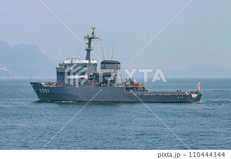 航行する海上自衛隊 多用途支援艦 110444344