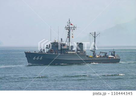航行する海上自衛隊の掃海艇 110444345