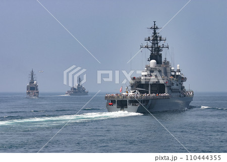 航行する海上自衛隊の艦隊 110444355