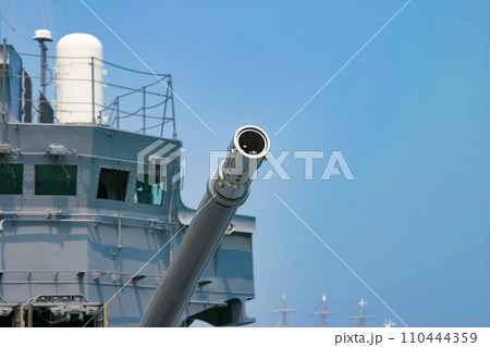 海上自衛隊 護衛艦の主砲の砲口 海上自衛隊 護衛艦の主砲の砲口 110444359
