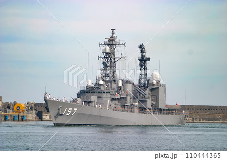 出港する海上自衛隊の護衛艦 出港する海上自衛隊の護衛艦 110444365