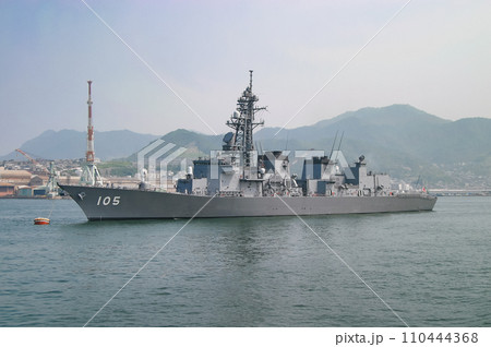 港の沖に停泊中の海上自衛隊 護衛艦 110444368