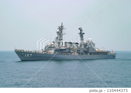 航行する海上自衛隊の護衛艦 110444373