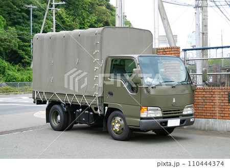 海上自衛隊の業務用トラック 海上自衛隊の業務用トラック 110444374