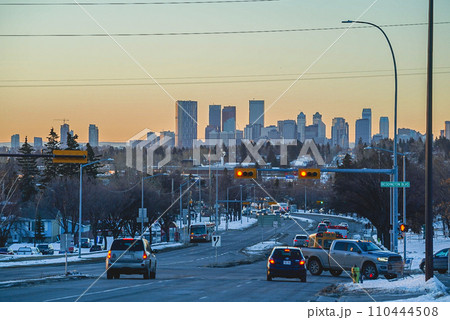 マジックアワーに照らされるカルガリー 110444508