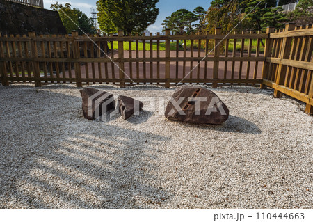 山梨 甲府城 稲荷曲輪の矢穴の空いた兄弟石 山梨 甲府城 稲荷曲輪の矢穴の空いた兄弟石 110444663