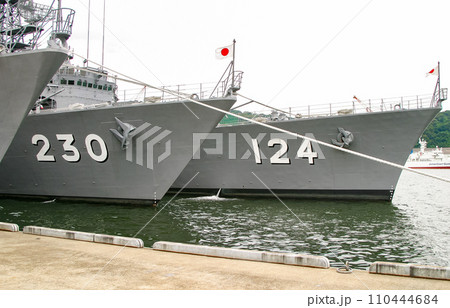 停泊中する海上自衛隊 護衛艦の艦首 停泊中する海上自衛隊 護衛艦の艦首 110444684