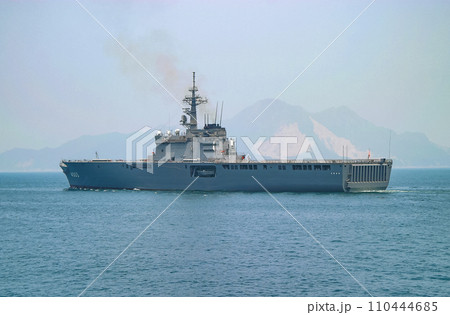 航行する海上自衛隊 輸送艦 110444685
