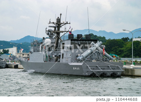 停泊中の海上自衛隊 ミサイル艇 110444688