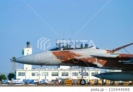 着陸する航空自衛隊 F-15DJの機首 着陸する航空自衛隊 F-15DJの機首 110444698
