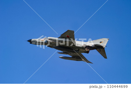 飛行展示を行う航空自衛隊の戦闘機 F-4EJ改 110444699