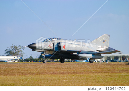 着陸する航空自衛隊の戦闘機 F-4EJ改 110444702
