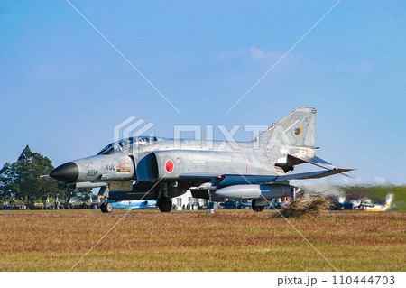 着陸する航空自衛隊の戦闘機 F-4EJ改 着陸する航空自衛隊の戦闘機 F-4EJ改 110444703