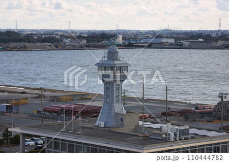豊橋の港にある愛知県三河港務所のタワー 110444782